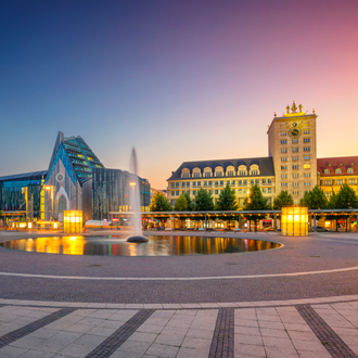 Stadszicht van Leipzig met zonsondergang