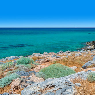 Turquoise water en rotsen bij de badplaats Malia op Kreta