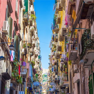 Kleurrijke straat met balkons in Napels Italië