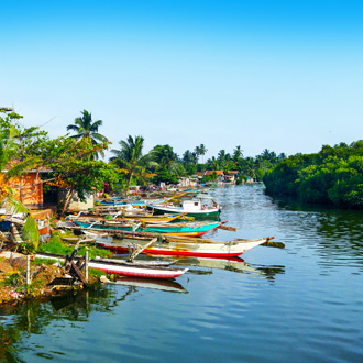 Visserdorpje met boten op het kanaal in Negombo
