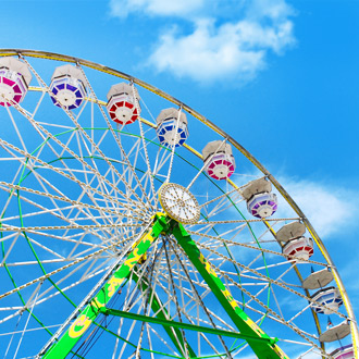 Een gekleurde reuzenrad bij Florida State Fairgrounds, Verenigde Staten