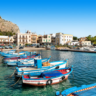 Kleine haven met vissersbootjes in het centrum van Mondello op Sicilie in Italie