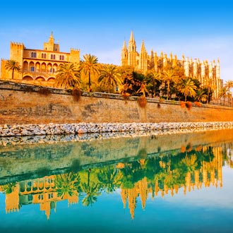 Palma de Mallorca met gebouwen gezien vanaf het water