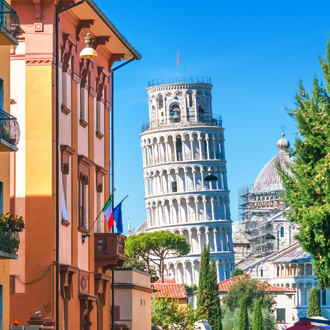Straat met uitzicht op de toren van Pisa, Italië