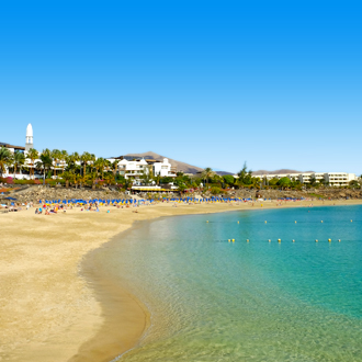 Zandstrand en blauwe zee in Playa Blanca, Lanzarote