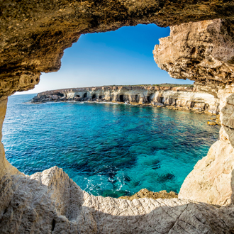 bijzondere grotten en zee agia napa op cyprus