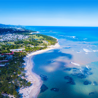 Luchtfoto van de zee en resorts in Puerto Plata
