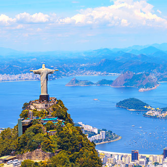 <p>Overzicht over de stad Rio de Janeiro vanaf het bekende standbeeld Christus de Verlosser</p>