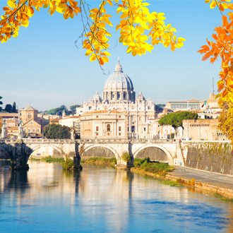De-St.-Peters-Kathedraal-en-een-brug-over-de-Tiber-rivier-in-Rome-Italie