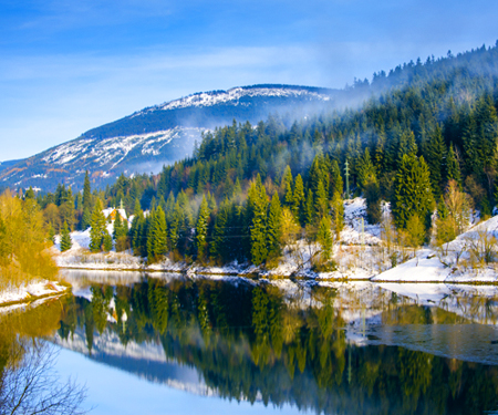 <p>Meer, bomen en sneeuw in Spindleruv Mlyn</p>