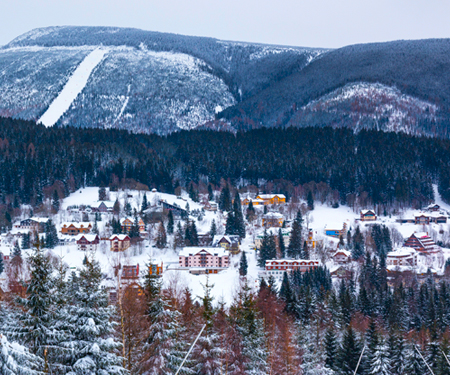 <p>Besneeuwd dorp Spindleruv Mlyn</p>
