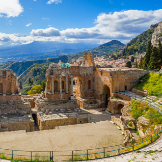 Teatro Antico, het Griekse Theater met uitzicht over de bergen 
