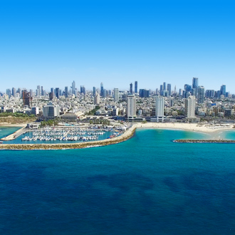 De skyline van Tel Aviv in Israël