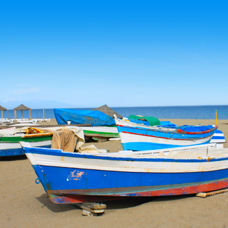 Gekleurde vissersbootjes op het strand van Torremolinos, Spanje