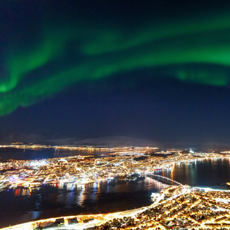 Uitzicht over Tromso met noorderlicht