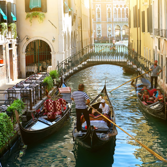 Gondeltocht door de wateren bij Venetie Italie