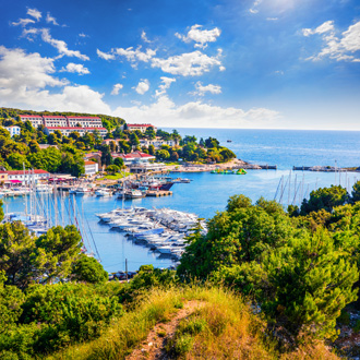 De haven van Vrsar met resorts op de achtergrond, Istrië, Kroatië 