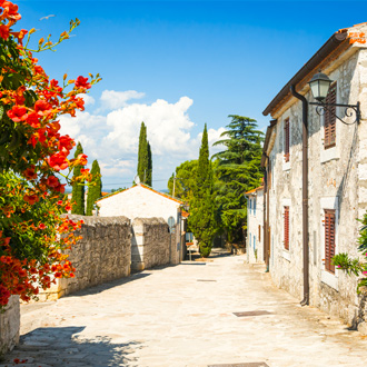 Mooie straat van middeleeuwse stad Vrsar in Istrië, Kroatië