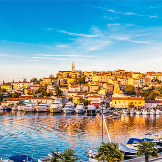 Uitzicht op Vrsar, met boten in de haven op de voorgrond, Istrië, Kroatië