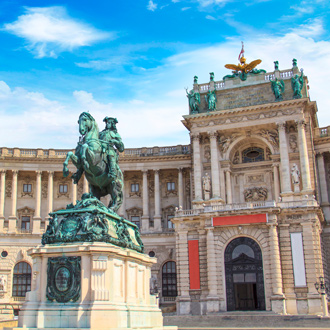 Een standbeeld en een gebouw in de stad Wenen, Oostenrijk
