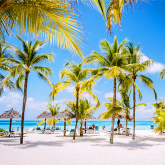 Wit zandstrand Palm Beach Aruba