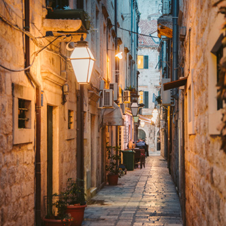Smalle straat bij avondlicht in Dubrovnik