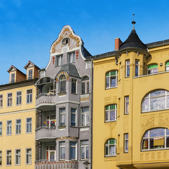 Gekleurde gebouwen in de stad Weimar in Duitsland