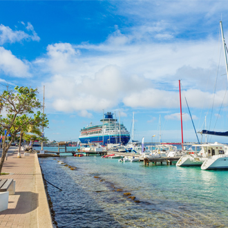 Boulevard op Bonaire met boten en een cruiseschip op zee, Kralendijk