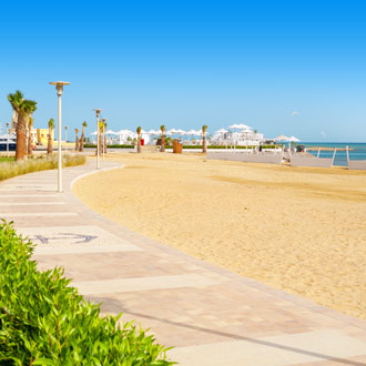 Strand bij El Gouna aan de promenade Egypte