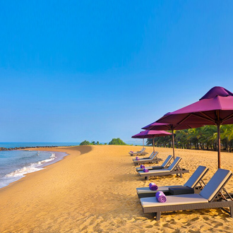 Strandbedjes en parasols op het strand van Kalutara in Sri Lanka