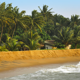 Een winderige dag op het strand van Kalutara in Sri Lanka