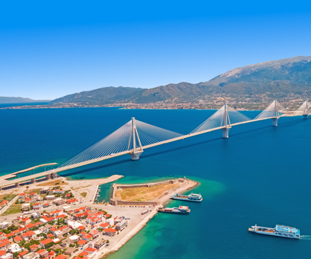 <p>Luchtfoto van een brug over zee in Patras</p>