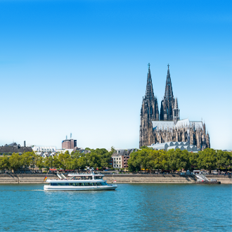 Uitzicht op de kerk en een boot in Keulen