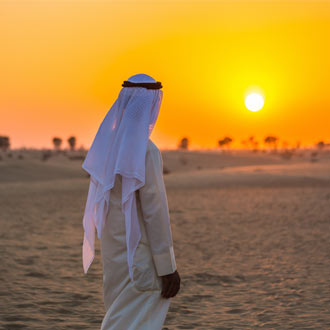 Arabier in de woestijn bij zonsondergang in Abu Dhabi