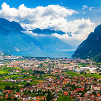 Italie-Riva-Del-Garda-Luchtfoto-bergen-en-het-Gardameer-Trentino