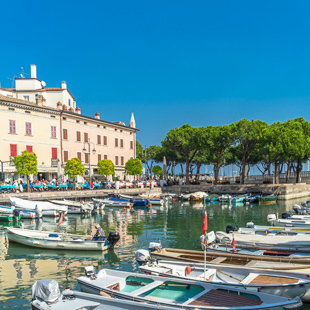 Centrum van Desenzano del Garda met vissersboten, Italië