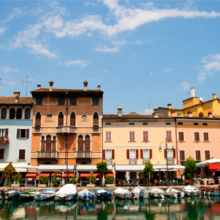 Pastelkleurige huizen met bootjes in Desenzano del Garda, Italië