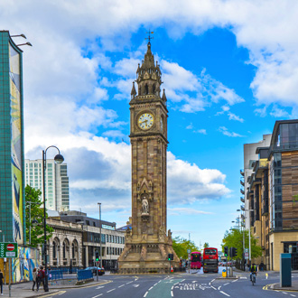 De stad met klokkentoren en bussen in Belfast