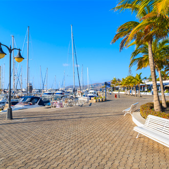 Boulevard Jachthaven met boten en een blauwe lucht in Puerto Calero in Lanzarote