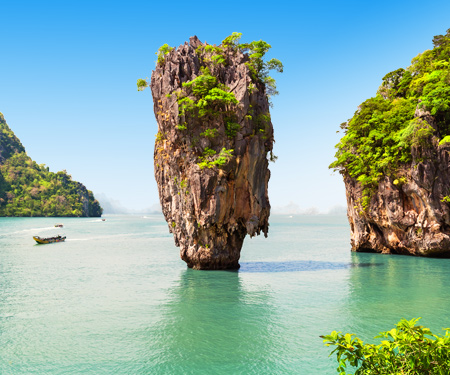 <p>Bekende rots in zee bij Phang Nga, Thailand</p>