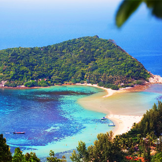 <p>Strand van Koh Pha-Ngan blauwe zee en berg</p>