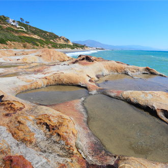 Stenen bij Punta Chullera strand aan de Costa del Sol in Spanje