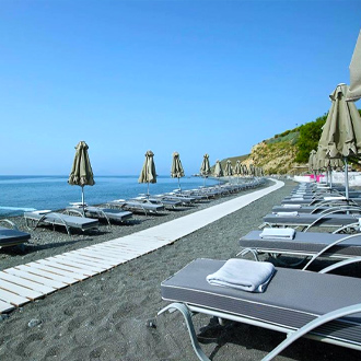 Ligbedden en parasols op het strand van Agios Fokas, Kos