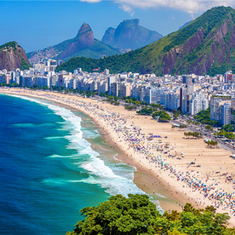 <p>Luchtfoto over het strand van Copacabana in Brazilie</p>