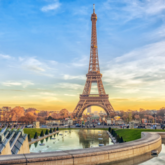 De Eiffeltoren bij zonsondergang in Parijs