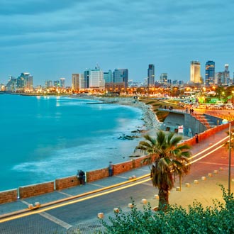 Avond in Tel Aviv met de kustlijn en verlichte skyline
