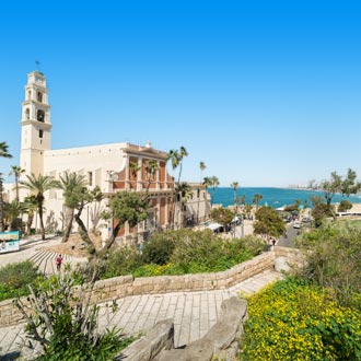 Gelovig gebouw met palmbomen aan de zee in Jaffa, Israel