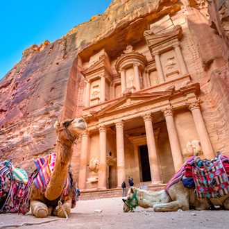 <p>Oude gebouw Petra met kamelen</p>