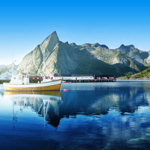 De Lofoten eilanden in Noorwegen met een bootje, zee en bergen