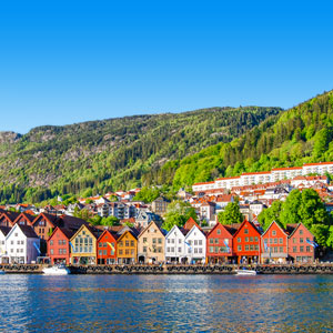 de stad Bergen in Noorwegen met berglandschap